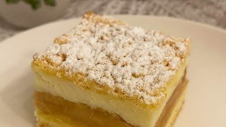 Szarlotka z budyniem na dużą blaszkę – przepis na domowe ciasto z jabłkami