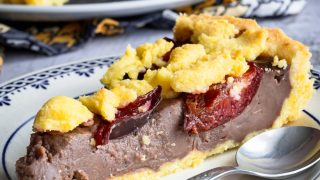 Tarta budyniowa ze śliwkami