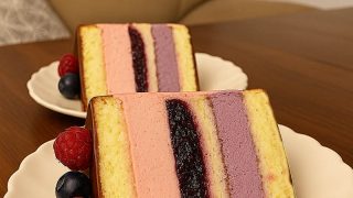 Tort na urodziny z malinami i jagodami – prosty, domowy przepis