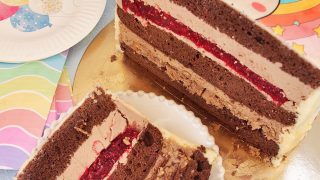 Tort kinder bueno z chrupką i żelką malinową