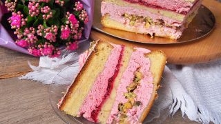 Tort malinowy z pistacjową chrupką