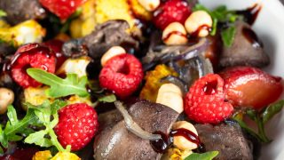 Sałatka z pieczonym kalafiorem i wątróbką