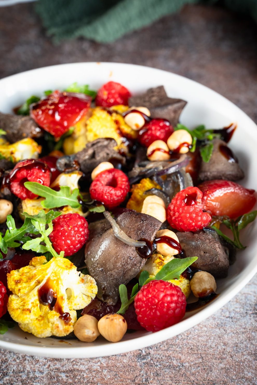 Sałatka z pieczonym kalafiorem i wątróbką