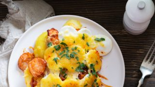 Zapiekanka ziemniaczana z kiełbasą i jajkami