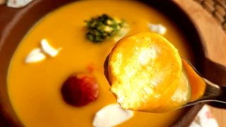 ZUPA KREM Z DYNI Z SEROWYMI KULECZKAMI