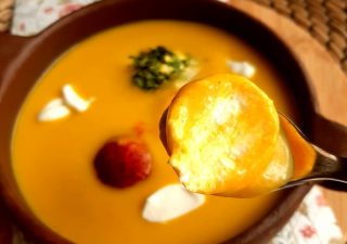 ZUPA KREM Z DYNI Z SEROWYMI KULECZKAMI