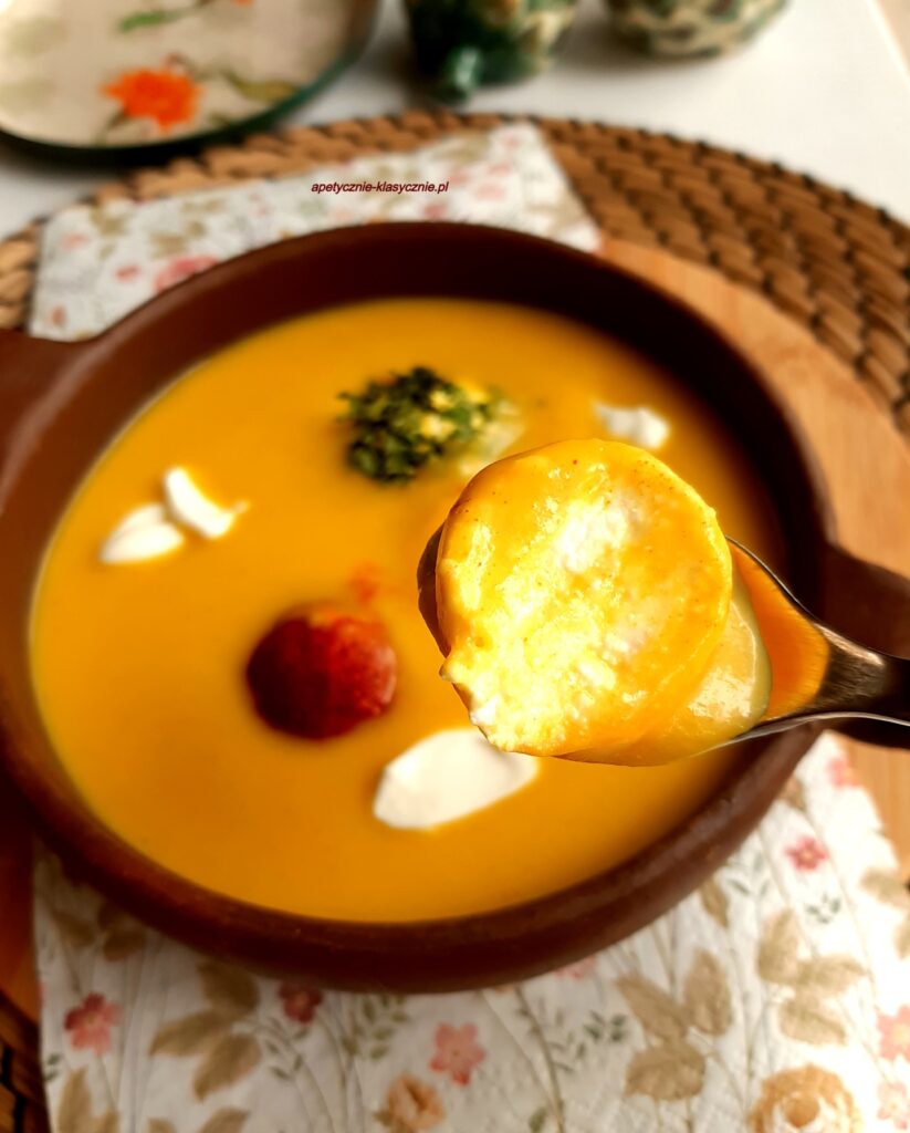 ZUPA KREM Z DYNI Z SEROWYMI KULECZKAMI