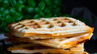 Gofry z ciasta francuskiego z szynką, serem i pieczarkami