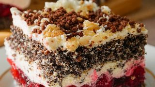 Ciasto Makowa Pokusa z wiśniami i kremem śmietankowym