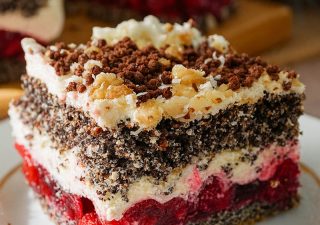 Ciasto Makowa Pokusa z wiśniami i kremem śmietankowym