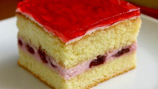 Ciasto biszkoptowe z bitą śmietaną, owocami i galaretką – lekkie, puszyste i zawsze się udaje