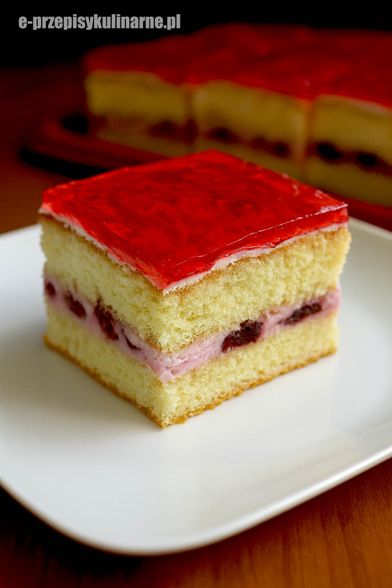 Ciasto biszkoptowe z bitą śmietaną, owocami i galaretką – lekkie, puszyste i zawsze się udaje