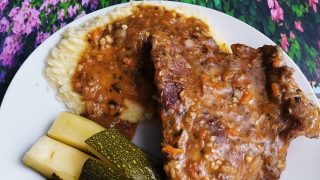 Żeberka duszone w sosie z mąki i warzywach