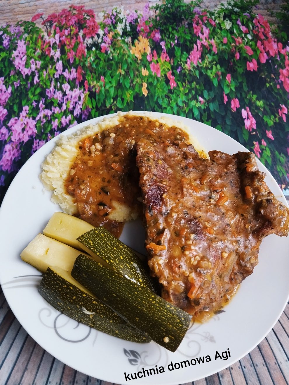 Żeberka duszone w sosie z mąki i warzywach