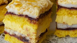 Pychotka z kremem śmietankowym i białą czekoladą – znika z blachy w mgnieniu oka