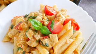 Kurczak z makaronem, pomidorkami i bazylią