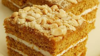 Miodownik z kremem mlecznym i kajmakiem – klasyka, która zawsze się udaje