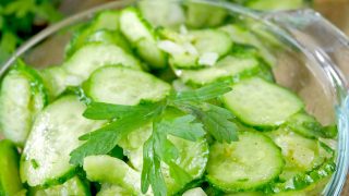 Surówka po kreolsku – chrupiący i pikantny dodatek do obiadu