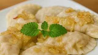 Pierogi z mięsem i pieczarkami – domowe, tanie i pyszne