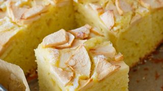 Ciasto z jabłkami łyżką mieszane