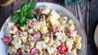 Sałatka ziemniaczana z jabłkiem i orzeszkami