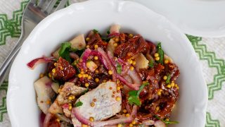 Śledzie z suszonymi pomidorami i pietruszką