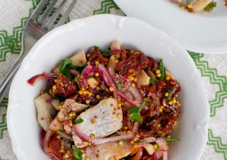 Śledzie z suszonymi pomidorami i pietruszką