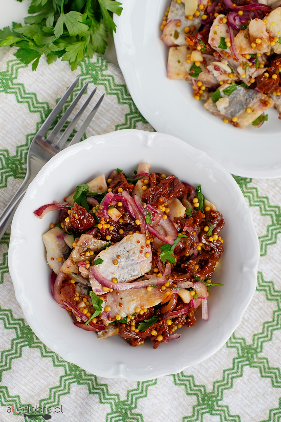 Śledzie z suszonymi pomidorami i pietruszką