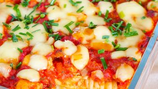 Zapiekanka z kurczakiem, makaronem i mozzarellą