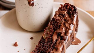 Czekoladowe ciasto z powidłami i gruszkami