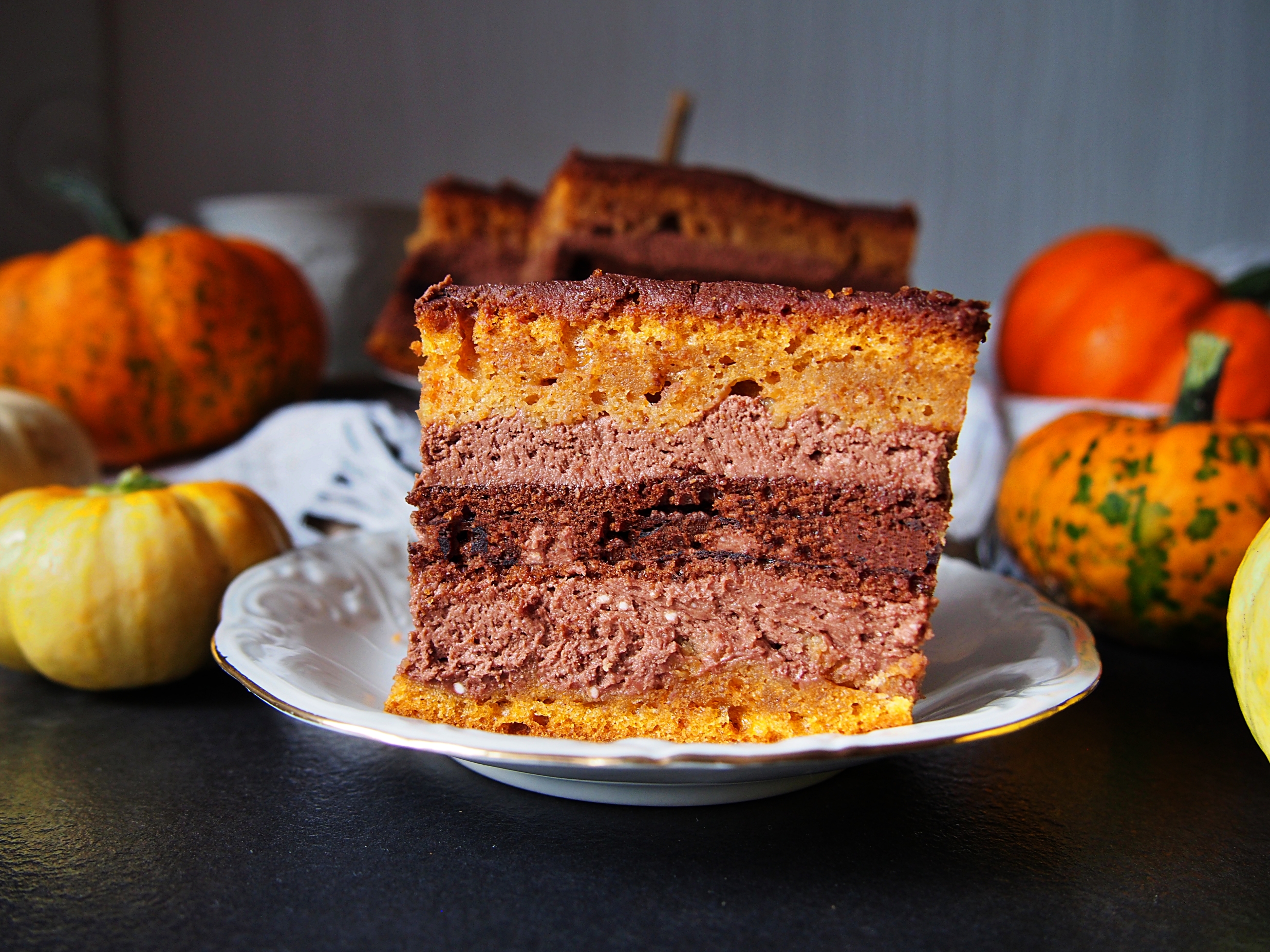 Dwukolorowe ciasto dyniowe z kremem czekoladowym – wilgotne i pachnące jesienią