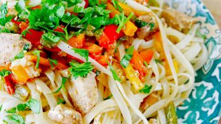 Szybki makaron chow mein z kurczakiem i warzywami – obiad w 25 minut