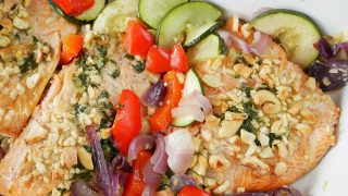 Pstrąg zapiekany z warzywami i masłem czosnkowym