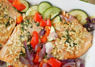 Pstrąg zapiekany z warzywami i masłem czosnkowym