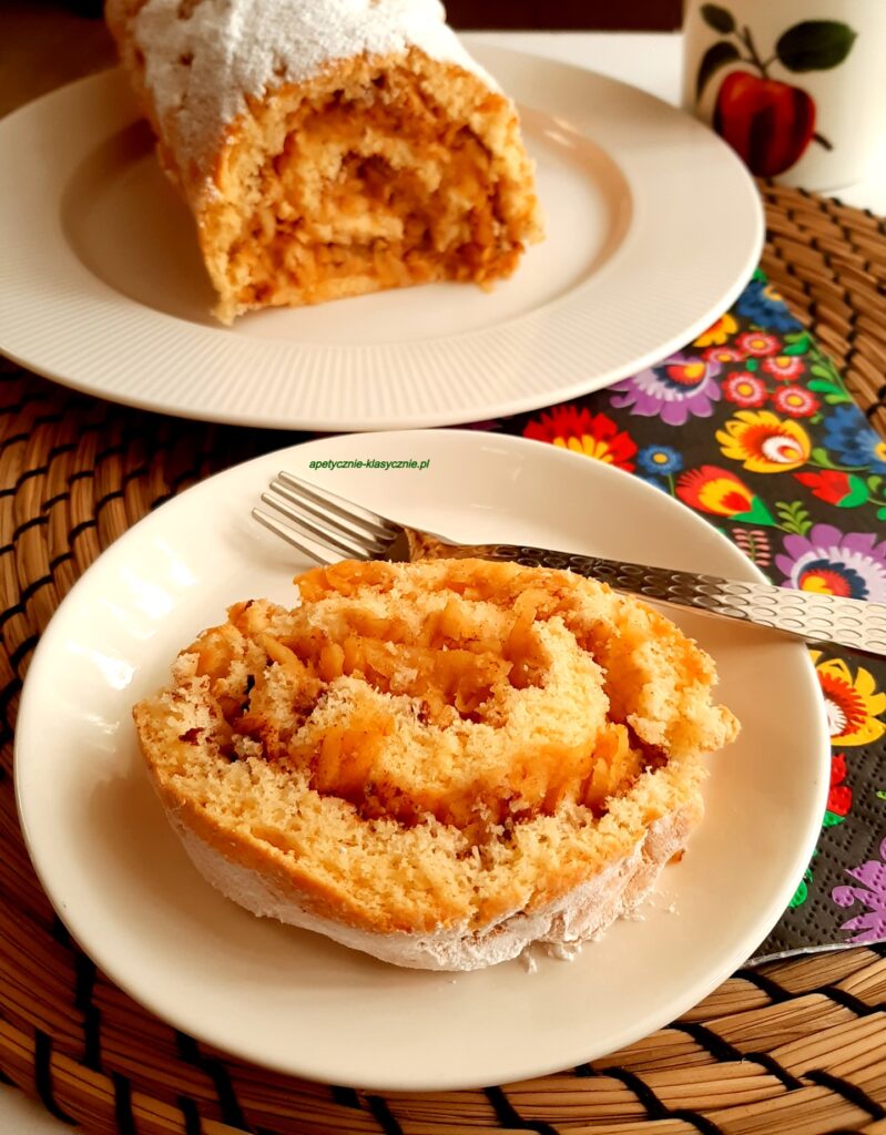 ROLADA BISZKOPTOWA Z JABŁKAMI