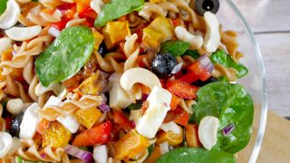 Sałatka z makaronem z czerwonej soczewicy, fetą i pieczonym batatem