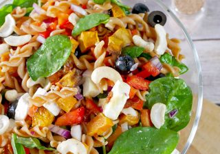 Sałatka z makaronem z czerwonej soczewicy, fetą i pieczonym batatem