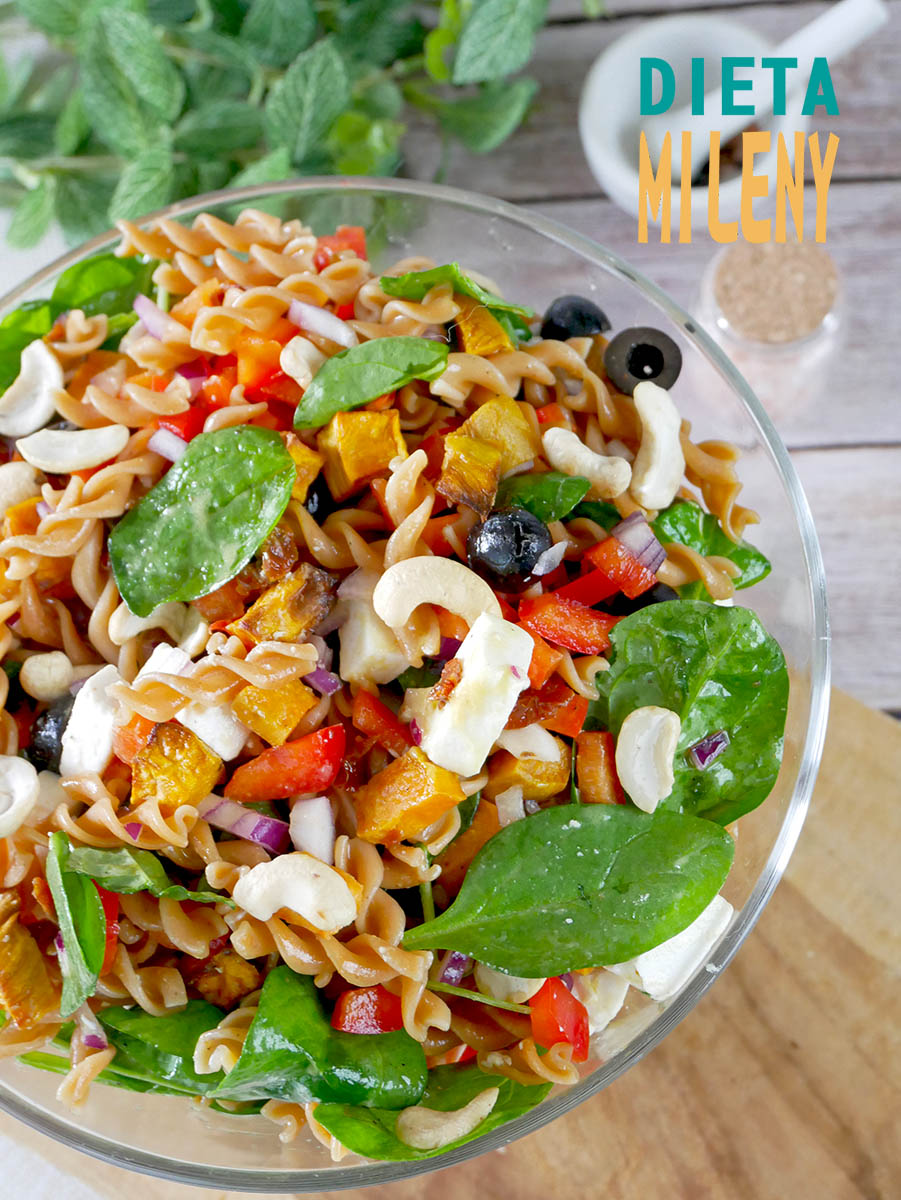 Sałatka z makaronem z czerwonej soczewicy, fetą i pieczonym batatem