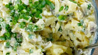 Sałatka śledziowa po chłopsku – prosta, swojska i zawsze pyszna!