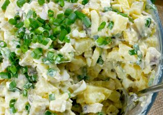 Sałatka śledziowa po chłopsku – prosta, swojska i zawsze pyszna!