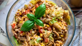 Sałatka z orzo i mięsem mielonym