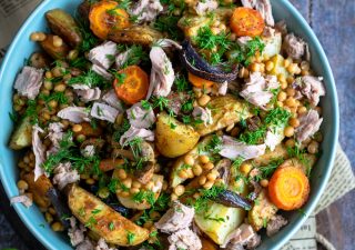 Sałatka z pieczonych warzyw z tuńczykiem i soczewicą