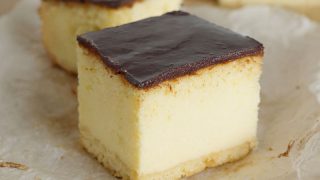 Domowy sernik z wiaderka z polewą czekoladową – prosty, kremowy i zawsze się udaje!