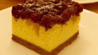 Sernik królewski z brzoskwiniami – sprawdzony przepis