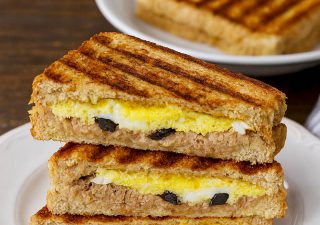 Tosty z jajkiem i tuńczykiem – szybkie, chrupiące i pyszne śniadanie