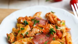 Zapiekanka makaronowa z salami