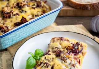 Zapiekanka z chleba z cebulą i boczkiem