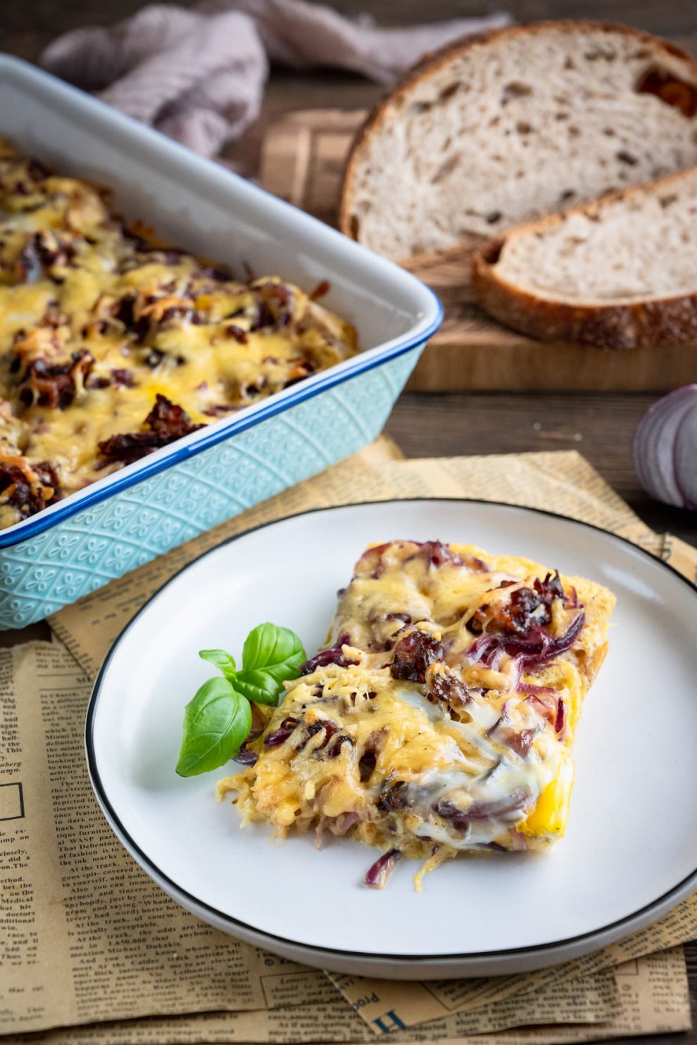 Zapiekanka z chleba z cebulą i boczkiem