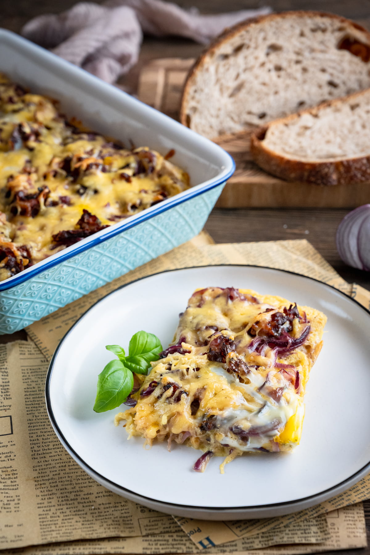 Zapiekanka z chleba z cebulą i boczkiem