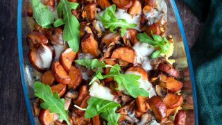 Zapiekanka makaronowa z kiełbasą, pieczarkami i gorgonzolą